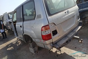سيارة تويوتا لاندكروز 2005